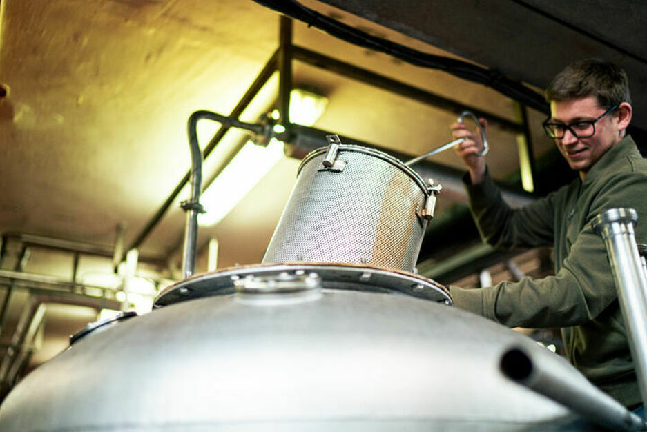 Toevoegen van onze thee-mix aan de theeketel